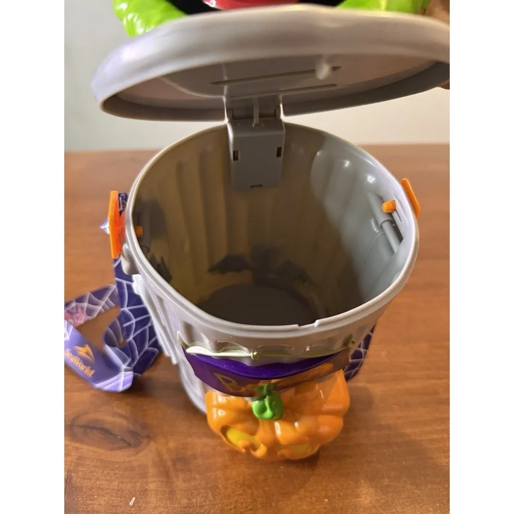 2024 Seaworld Halloween Spooktacular Oscar the Grouch Popcorn Bucket Decor